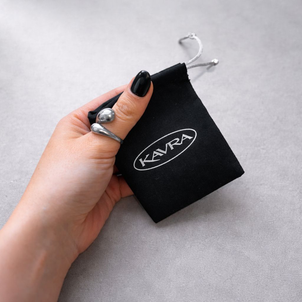 Colección de anillos KAVRA resistentes al agua que no se oxidan ni cambian de color en acabado dorado y plateado