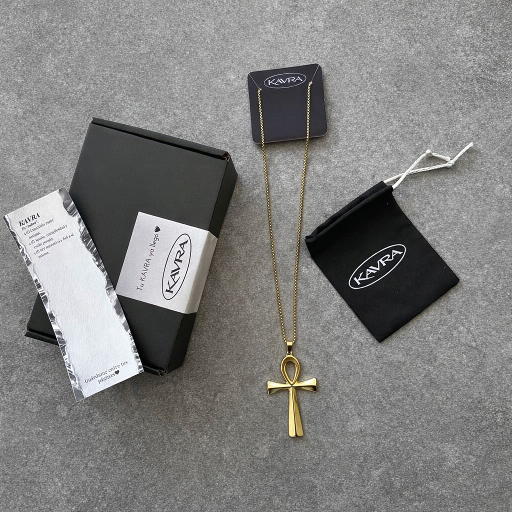 Colección de collares KAVRA en acero quirúrgico con diseños minimalistas y dijes elegantes en tonos dorado y plateado.