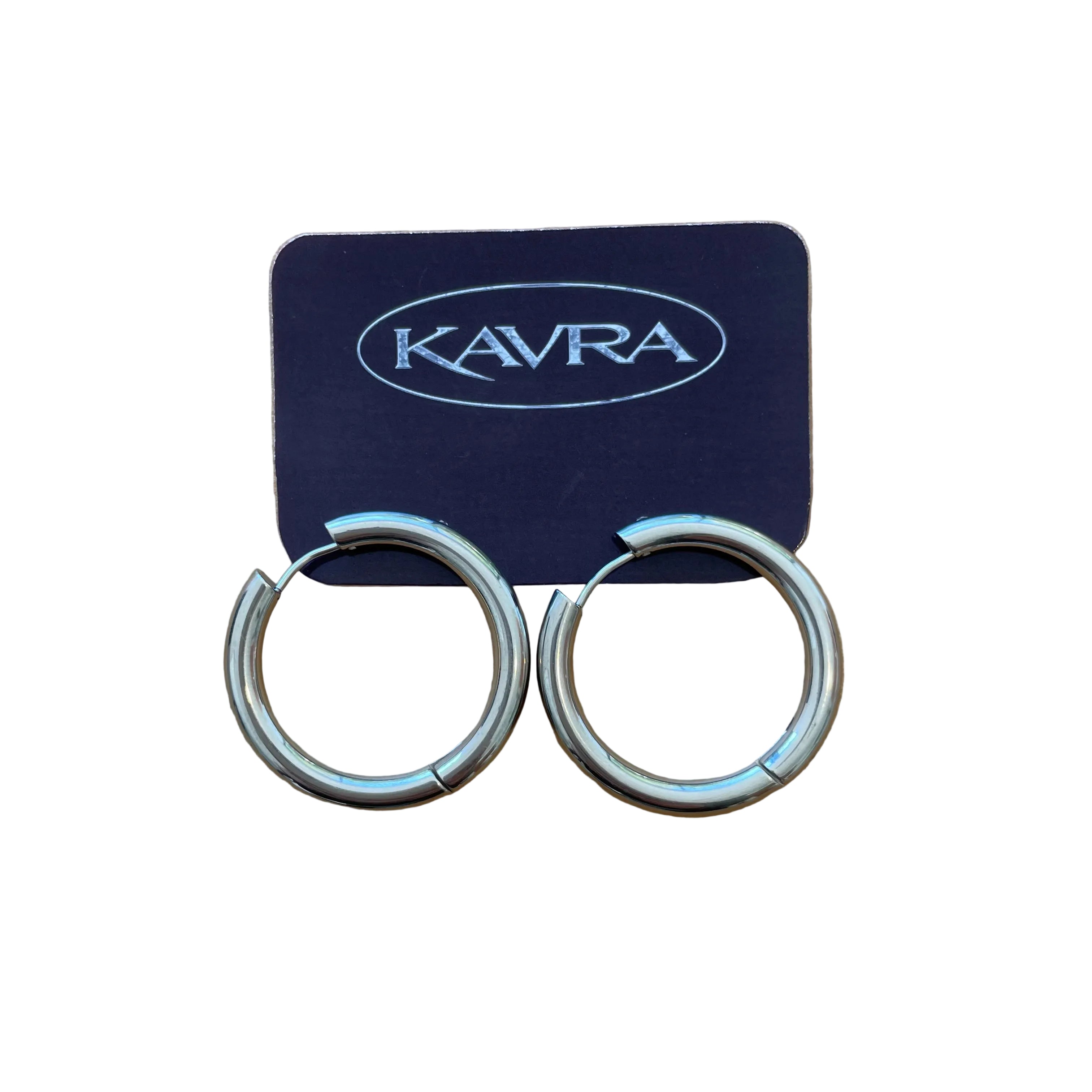 Aros tipo argolla plateados KAVRA de 3 cm de diámetro y 0,4 cm de grosor con acabado pulido sobre fondo neutro