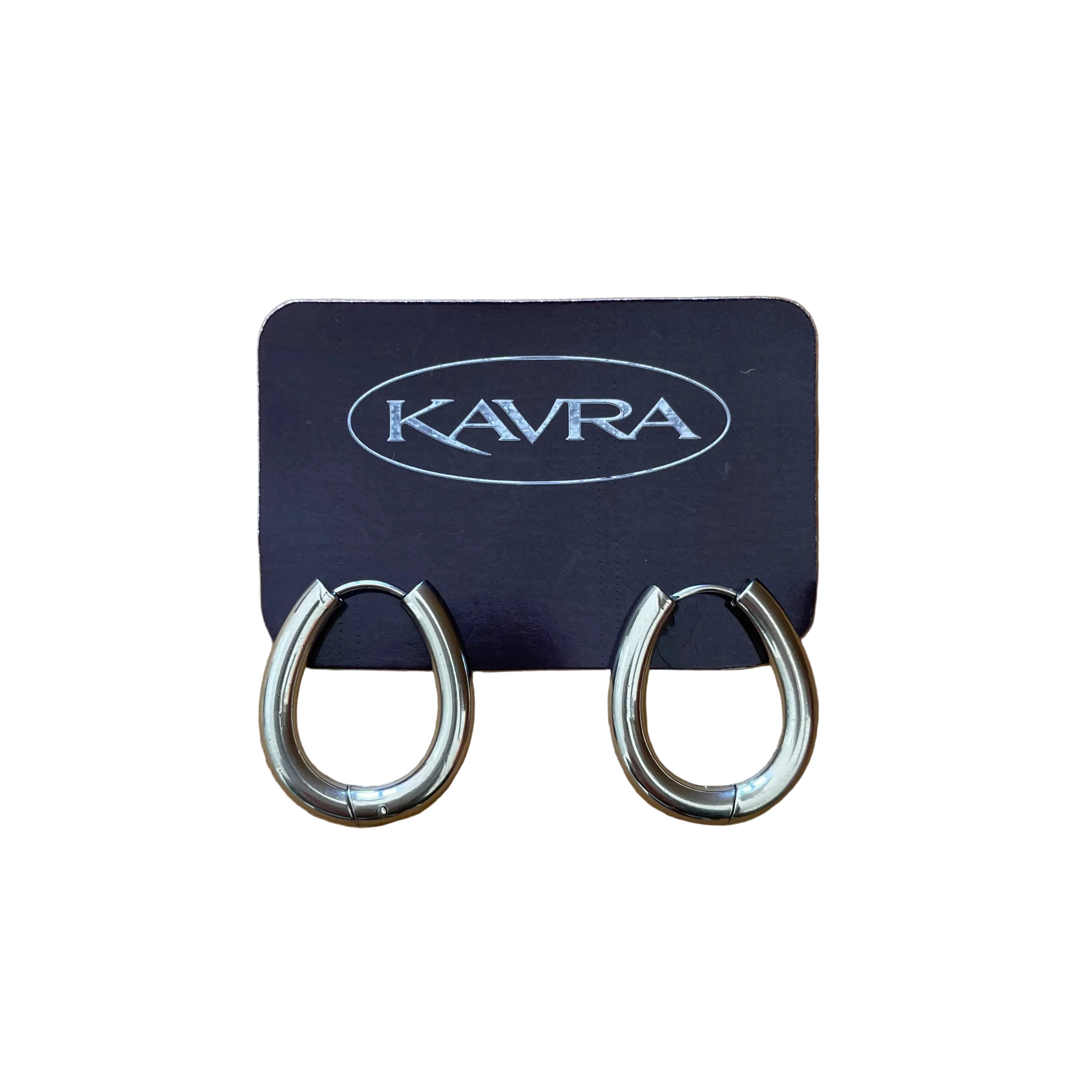 Aros tipo argolla ovalados plateados KAVRA de 2,3 x 2 cm y 0,4 cm de grosor con acabado pulido sobre fondo neutro