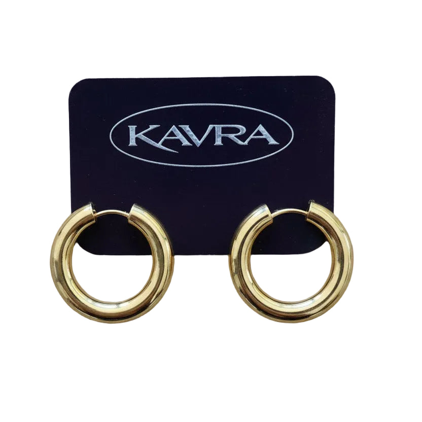 Aros tipo argolla dorados KAVRA de 2,5 cm de diámetro y 0,5 cm de grosor con acabado pulido sobre fondo neutro