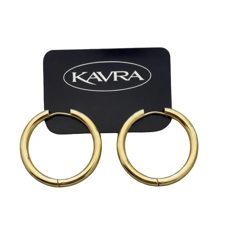 Aros tipo argolla dorados KAVRA de 3,7 cm de diámetro y 0,4 cm de grosor con acabado pulido sobre fondo neutro