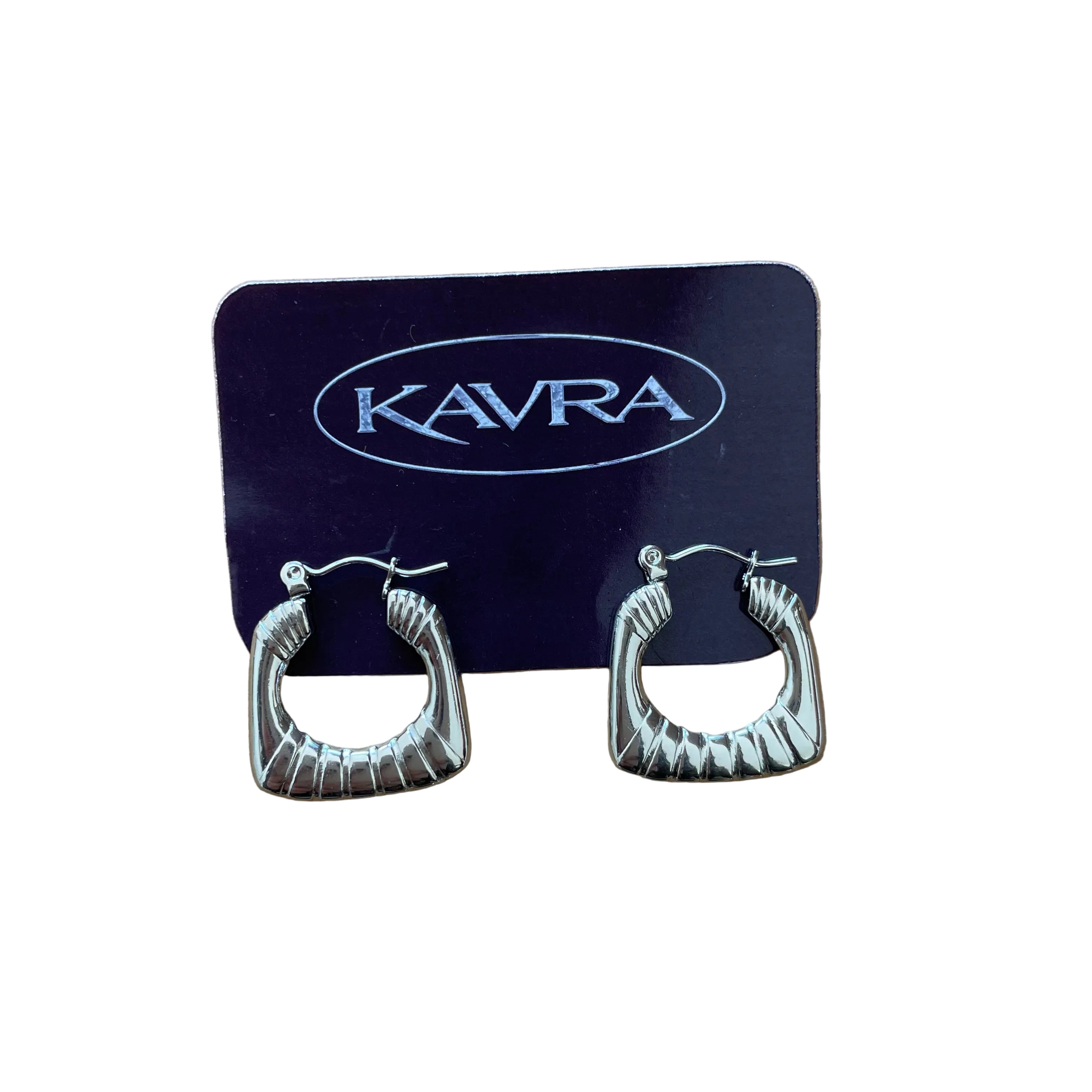 Aros cuadrados plateados KAVRA de 2 cm de diámetro y 0,6 cm de grosor con textura acanalada sobre fondo neutro