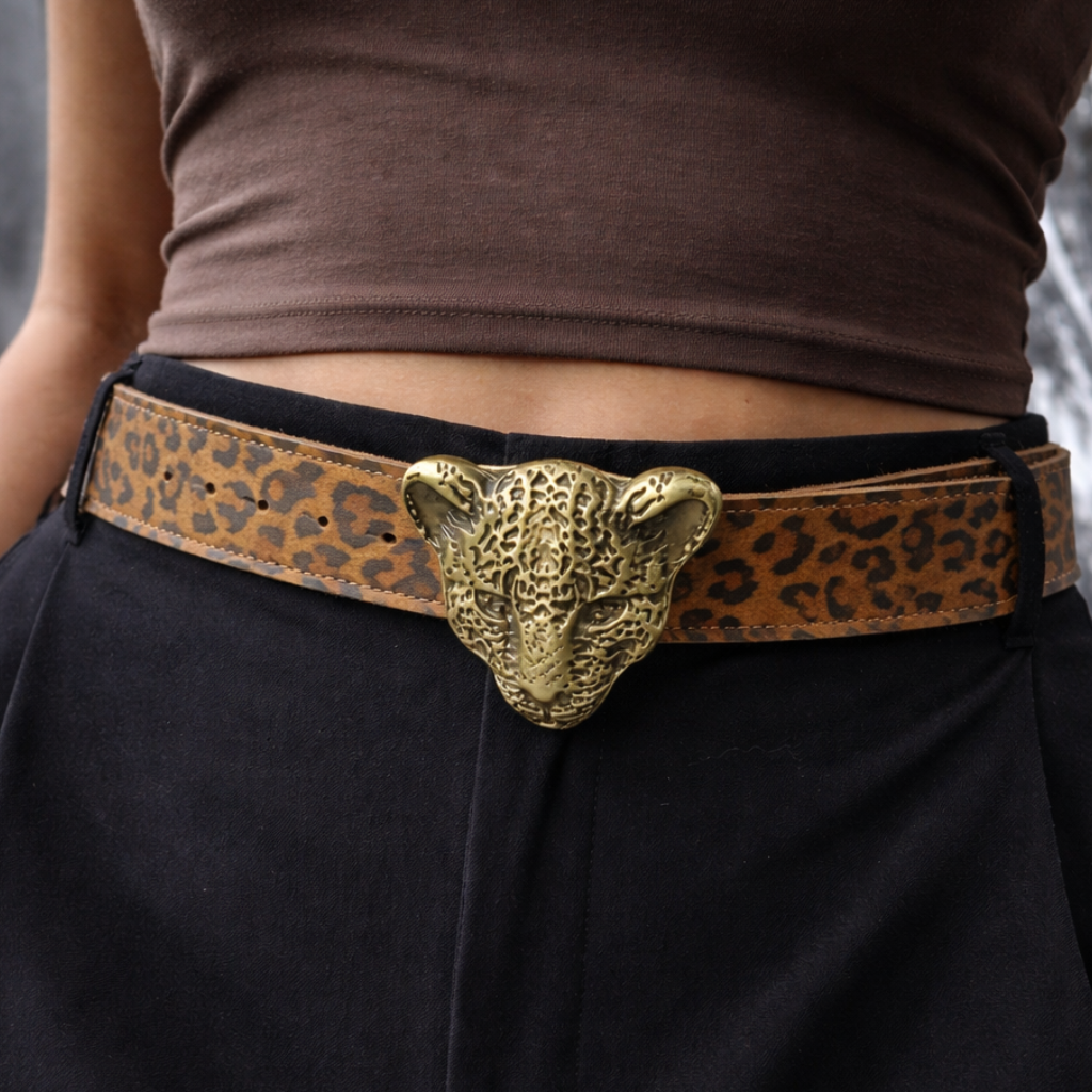 Cinturón de cuero leopardo con hebilla de pantera metálica puesto en la cintura, estilo atrevido